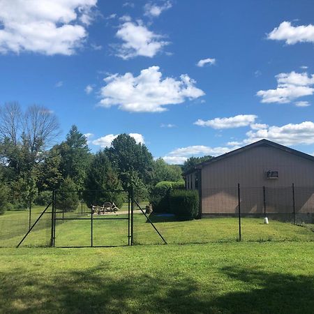 Fenced Yard Chalets From Good Dog Vacations At Big Valley Resort Sciota Exterior foto