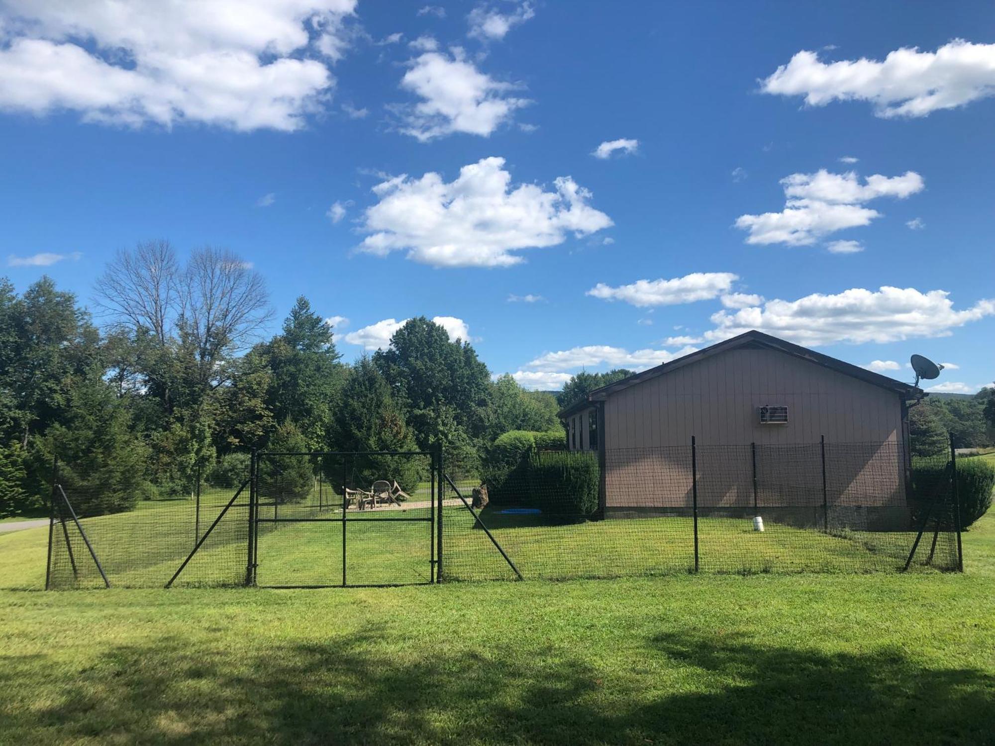Fenced Yard Chalets From Good Dog Vacations At Big Valley Resort Sciota Exterior foto