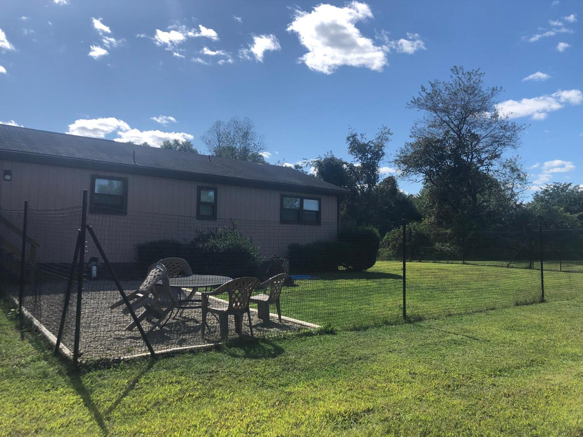 Fenced Yard Chalets From Good Dog Vacations At Big Valley Resort Sciota Exterior foto