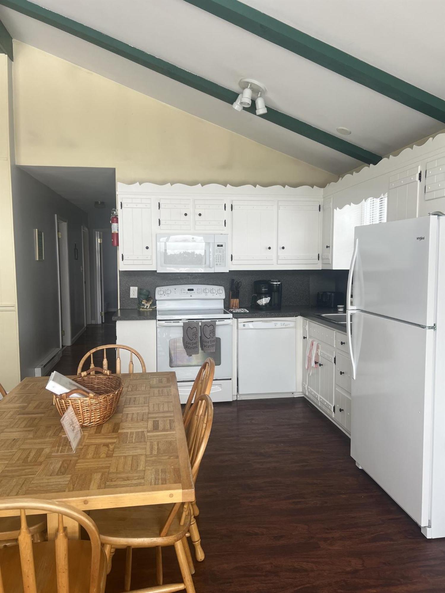 Fenced Yard Chalets From Good Dog Vacations At Big Valley Resort Sciota Exterior foto