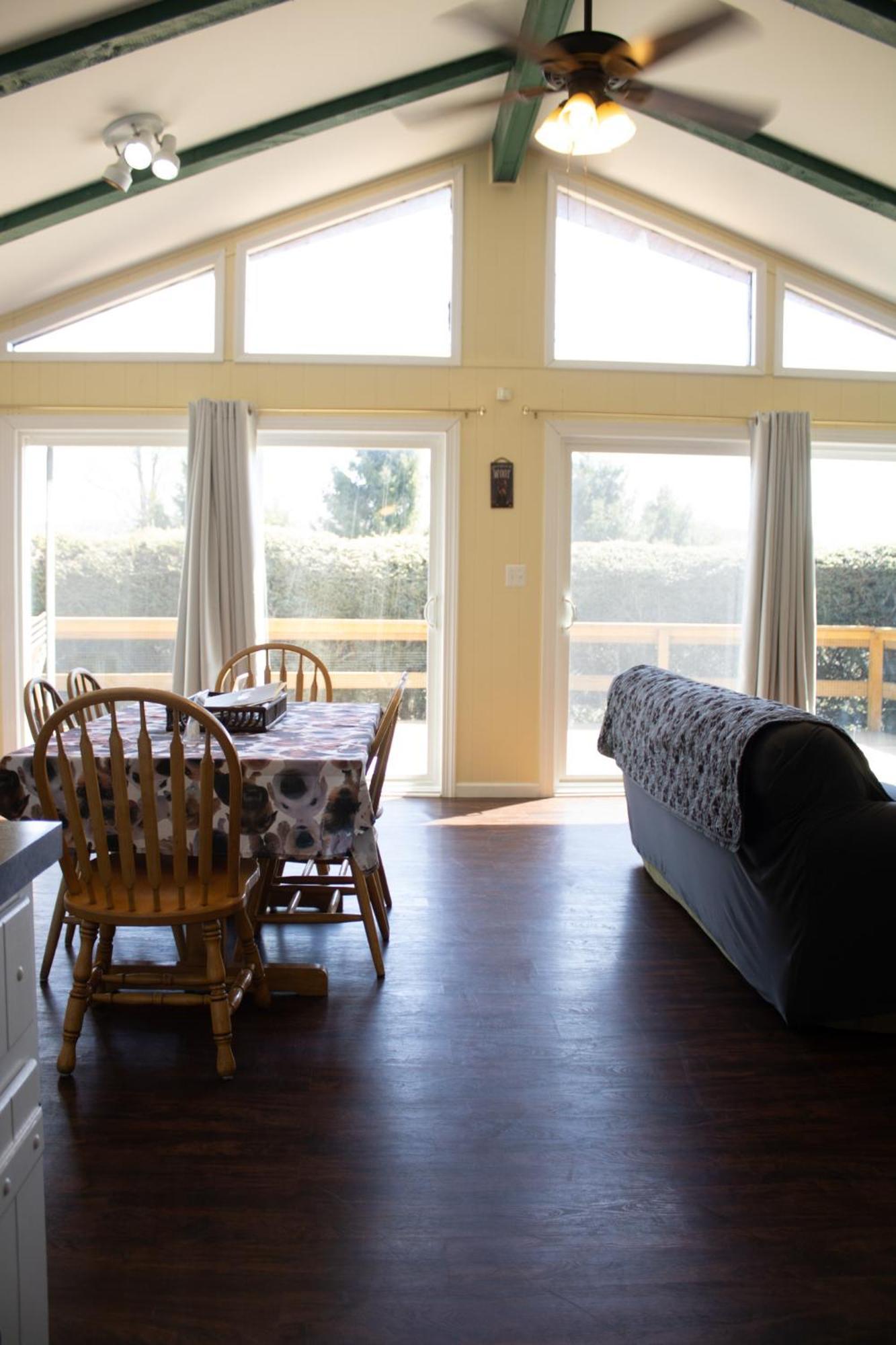 Fenced Yard Chalets From Good Dog Vacations At Big Valley Resort Sciota Exterior foto