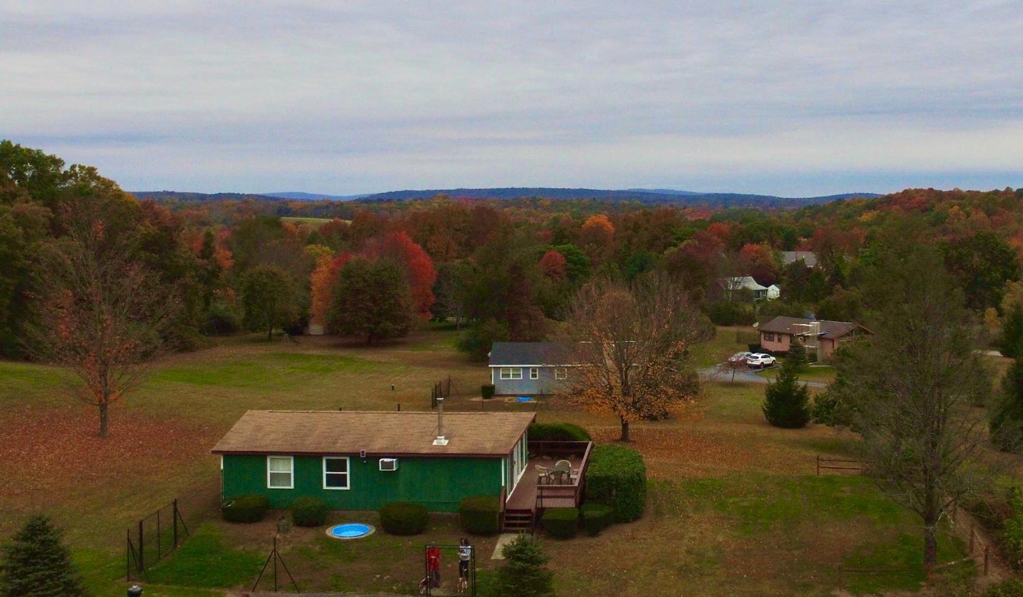 Fenced Yard Chalets From Good Dog Vacations At Big Valley Resort Sciota Exterior foto